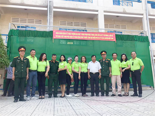 Thanh Long Kiên Kiên and the liaison committee of the Veterans of the 5th Division examine and give gifts to Duc Linh