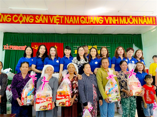 Thanh long Kiên Kiên cùng Hội Nữ Doanh Nhân tỉnh Bình Thuận trao quà cho bà con nhân dịp Tết KATÊ.