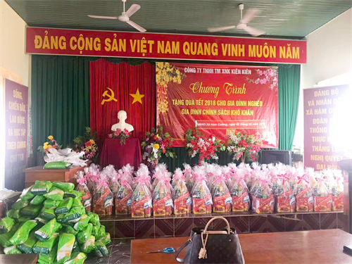 Kien Kien Company offers Tet gifts to poor families in difficult circumstances